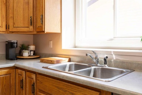 8 Rice Court Se, Medicine Hat, AB - Indoor Photo Showing Kitchen With Double Sink