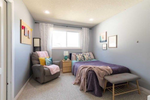 8 Rice Court Se, Medicine Hat, AB - Indoor Photo Showing Bedroom
