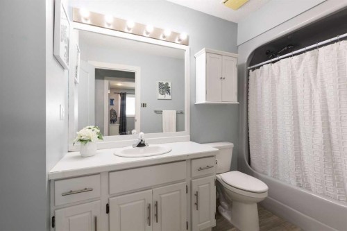 8 Rice Court Se, Medicine Hat, AB - Indoor Photo Showing Bathroom