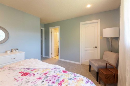 8 Rice Court Se, Medicine Hat, AB - Indoor Photo Showing Bedroom