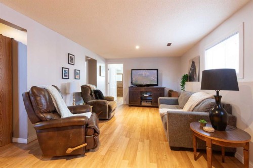 8 Rice Court Se, Medicine Hat, AB - Indoor Photo Showing Living Room