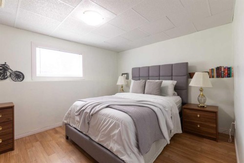 8 Rice Court Se, Medicine Hat, AB - Indoor Photo Showing Bedroom