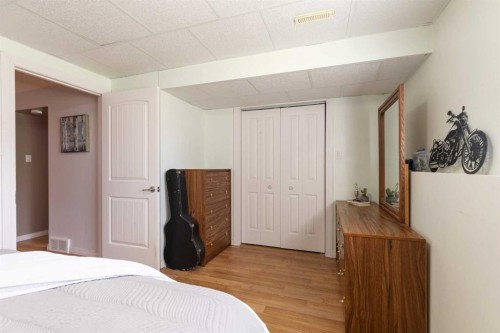8 Rice Court Se, Medicine Hat, AB - Indoor Photo Showing Bedroom