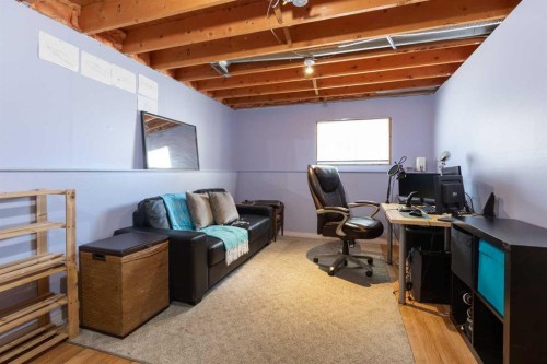 8 Rice Court Se, Medicine Hat, AB - Indoor Photo Showing Office