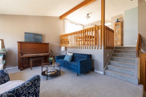 8 Rice Court Se, Medicine Hat, AB - Indoor Photo Showing Living Room