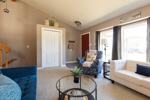 8 Rice Court Se, Medicine Hat, AB - Indoor Photo Showing Living Room