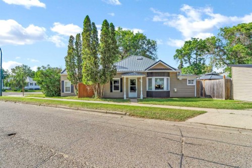 212 6 Street SE Medicine Hat, AB T1A 1H1