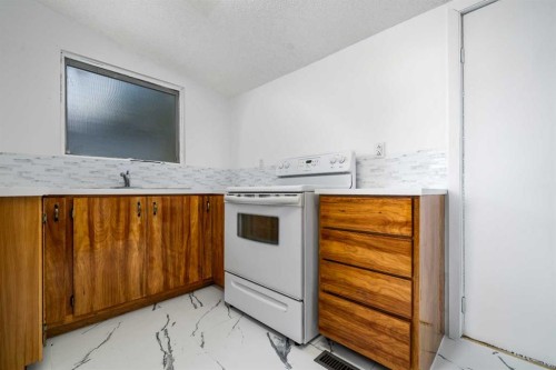 1043-6 Ave, Empress, AB 