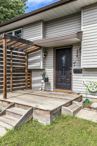 516 Sissons Crescent SE Medicine Hat, AB T1B 2J9