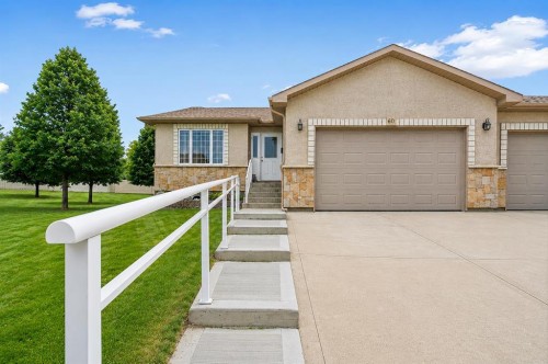 60 Sandstone Place SE Medicine Hat, AB T1B 4R9