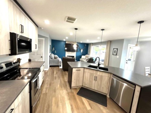 938 Manor Place Se, Redcliff, AB 