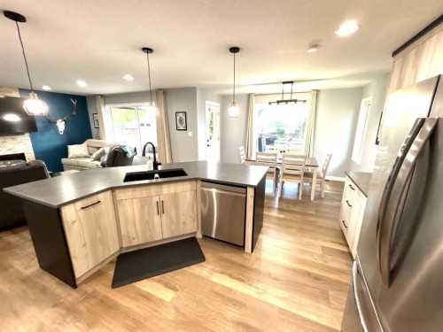 938 Manor Place Se, Redcliff, AB 