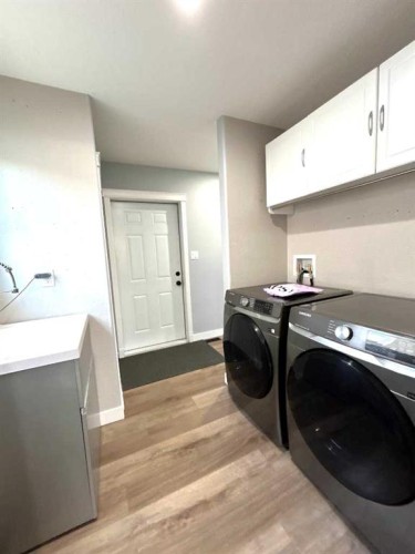 938 Manor Place Se, Redcliff, AB 