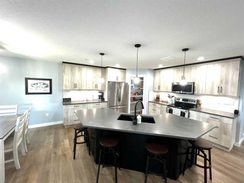 938 Manor Place Se, Redcliff, AB 