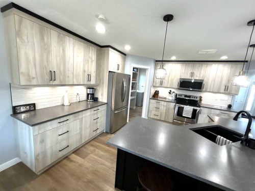 938 Manor Place Se, Redcliff, AB 
