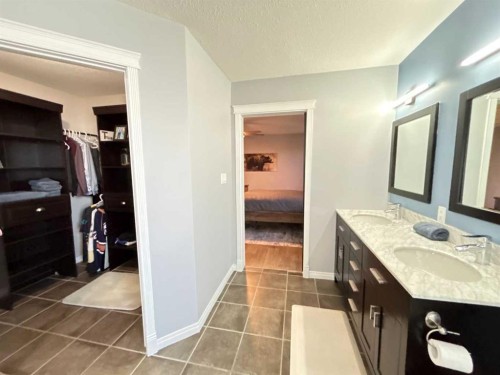 938 Manor Place Se, Redcliff, AB 