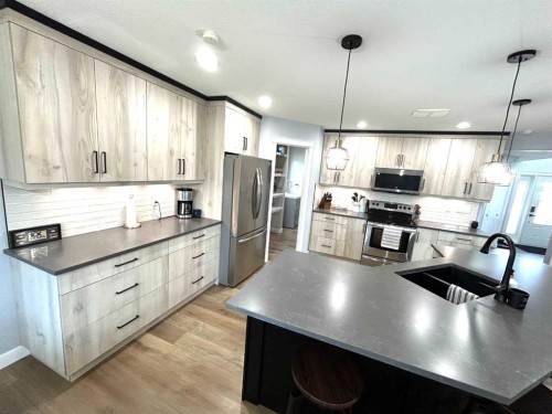 938 Manor Place Se, Redcliff, AB 