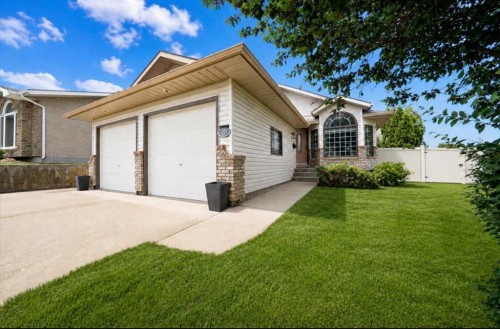 10 Redwood Place SE Medicine Hat, AB T1B 4A1