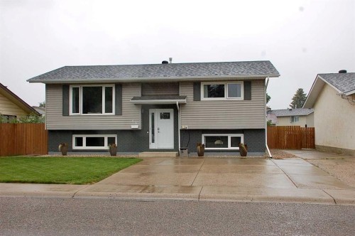 64 Rossmere Avenue SE Medicine Hat, AB T1B 2V4