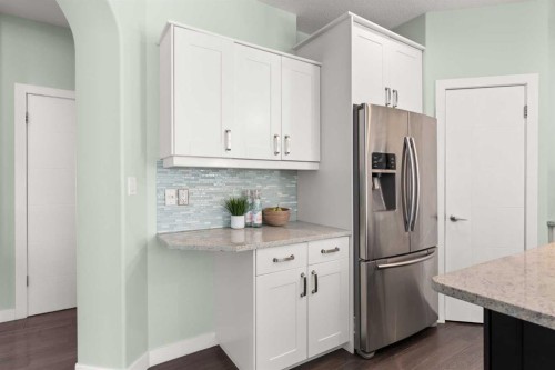 440 Spruce Way Se, Medicine Hat, AB - Indoor Photo Showing Kitchen