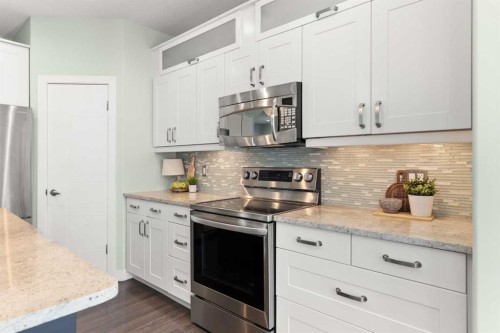 440 Spruce Way Se, Medicine Hat, AB - Indoor Photo Showing Kitchen