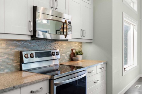 440 Spruce Way Se, Medicine Hat, AB - Indoor Photo Showing Kitchen