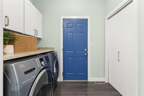 440 Spruce Way Se, Medicine Hat, AB - Indoor Photo Showing Laundry Room