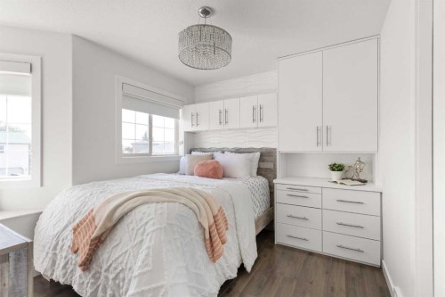 440 Spruce Way Se, Medicine Hat, AB - Indoor Photo Showing Bedroom