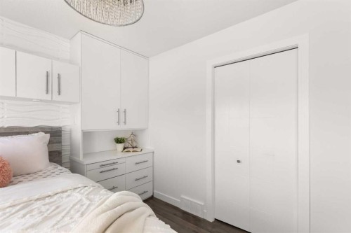 440 Spruce Way Se, Medicine Hat, AB - Indoor Photo Showing Bedroom