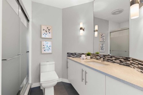 440 Spruce Way Se, Medicine Hat, AB - Indoor Photo Showing Bathroom