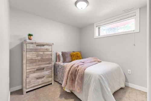 440 Spruce Way Se, Medicine Hat, AB - Indoor Photo Showing Bedroom