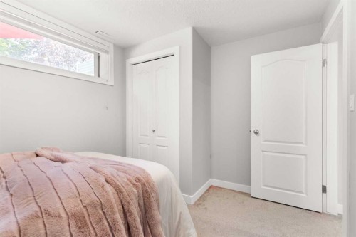 440 Spruce Way Se, Medicine Hat, AB - Indoor Photo Showing Bedroom