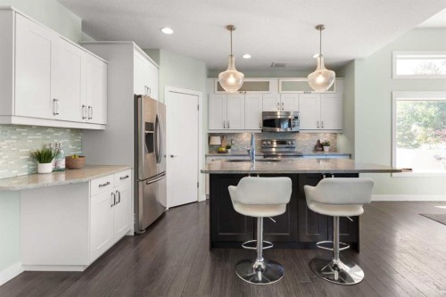 440 Spruce Way Se, Medicine Hat, AB - Indoor Photo Showing Kitchen With Upgraded Kitchen