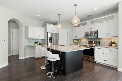 440 Spruce Way Se, Medicine Hat, AB - Indoor Photo Showing Kitchen With Upgraded Kitchen