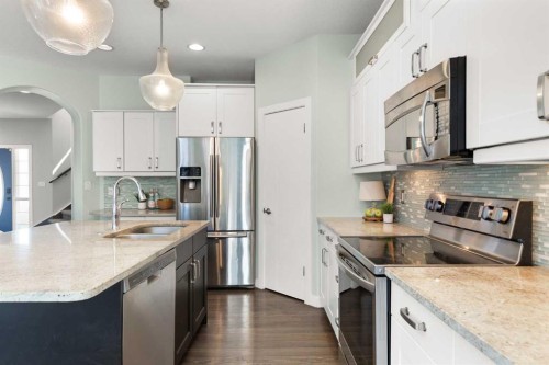 440 Spruce Way Se, Medicine Hat, AB - Indoor Photo Showing Kitchen With Double Sink With Upgraded Kitchen