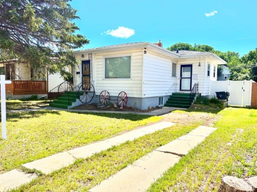 121 5 Street SE Medicine Hat, AB T1A 0M4
