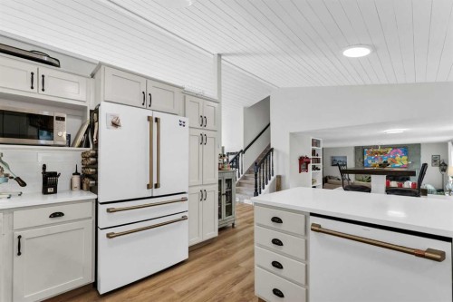 8 Ross View Bay Se, Medicine Hat, AB - Indoor Photo Showing Kitchen
