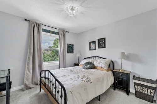 8 Ross View Bay Se, Medicine Hat, AB - Indoor Photo Showing Bedroom