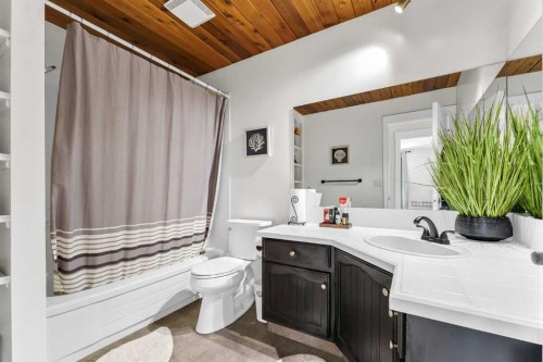 8 Ross View Bay Se, Medicine Hat, AB - Indoor Photo Showing Bathroom