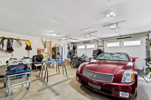 8 Ross View Bay Se, Medicine Hat, AB - Indoor Photo Showing Garage