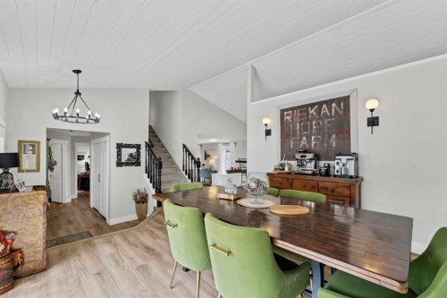 8 Ross View Bay Se, Medicine Hat, AB - Indoor Photo Showing Dining Room