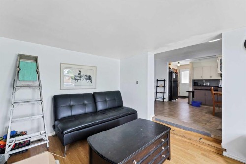 213 6 Street Se, Redcliff, AB - Indoor Photo Showing Living Room