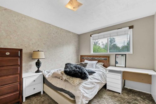 213 6 Street Se, Redcliff, AB - Indoor Photo Showing Bedroom
