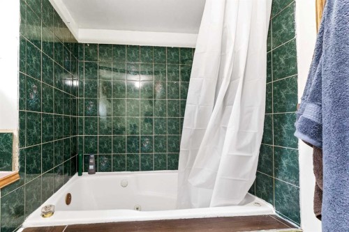 213 6 Street Se, Redcliff, AB - Indoor Photo Showing Bathroom