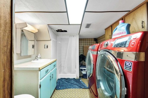213 6 Street Se, Redcliff, AB - Indoor Photo Showing Laundry Room
