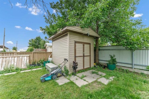 213 6 Street Se, Redcliff, AB - Outdoor