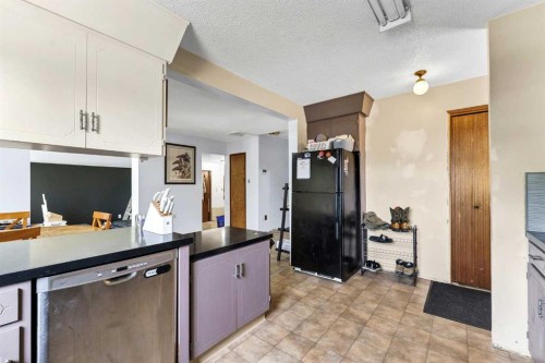 213 6 Street Se, Redcliff, AB - Indoor Photo Showing Other Room