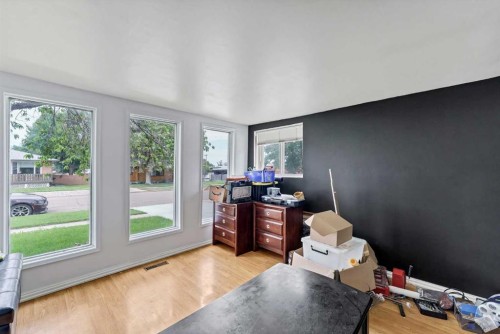 213 6 Street Se, Redcliff, AB - Indoor