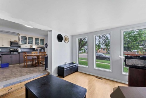 213 6 Street Se, Redcliff, AB - Indoor Photo Showing Other Room