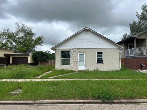 822 2 Street SE Redcliff, AB T0J 2P0
